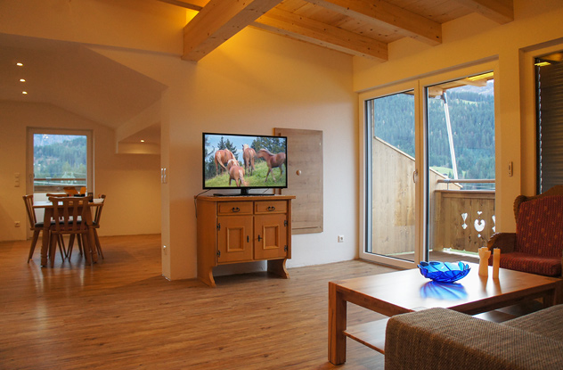 Wohnraum der Ferienwohnung im Dachgeschoss mit großem Balkon